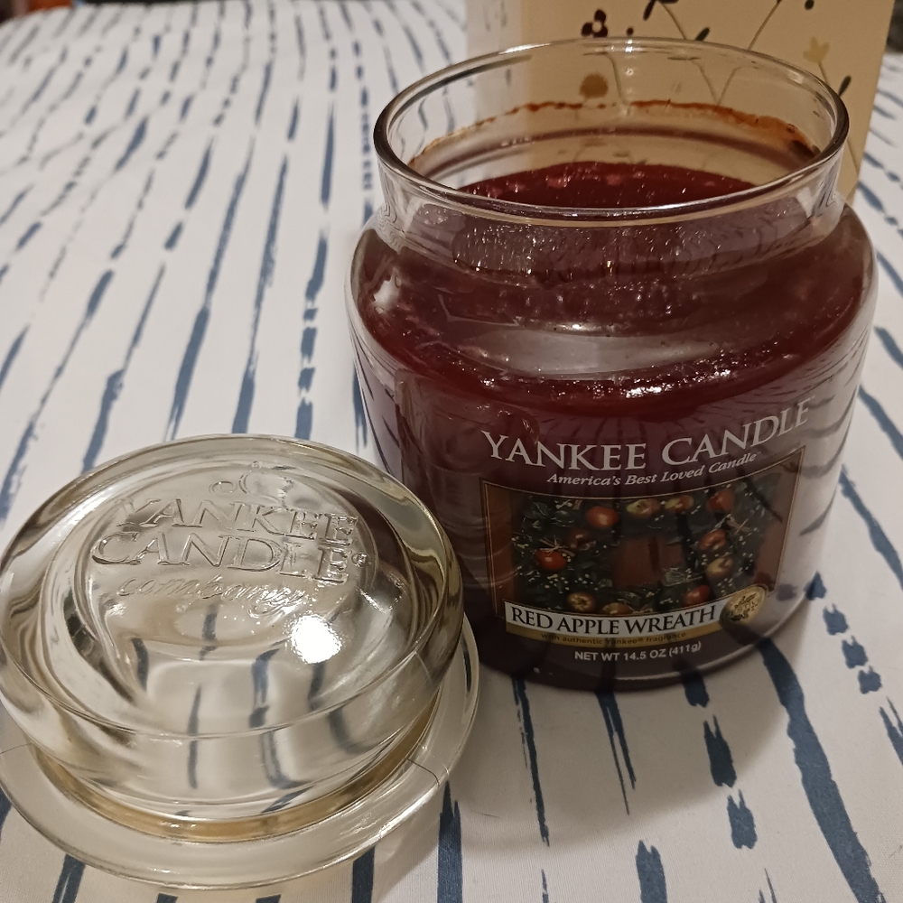 NWT! YANKEE CANDLE 14.5oz (Red Apple Wreath)